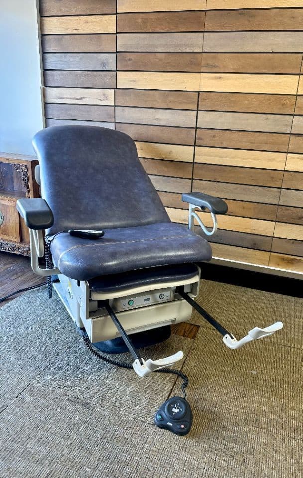 Midmark 623-008 Barrier-Free Power Exam Chair thumbnail 3