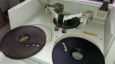Hitachi 704 Automated Chemistry Analyzer for Clinical Diagnostics thumbnail 2