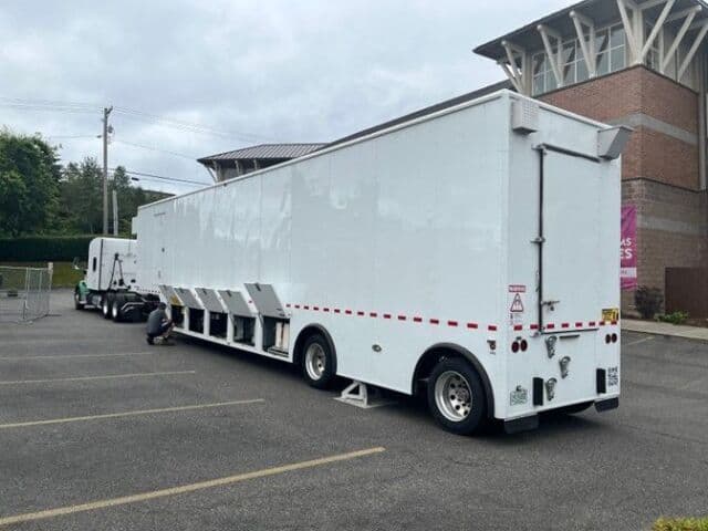 GE Signa 1.5T 16X Mobile MRI System | 8-Channel | 50 mT/m Gradients | Available for Sale or Lease thumbnail 2
