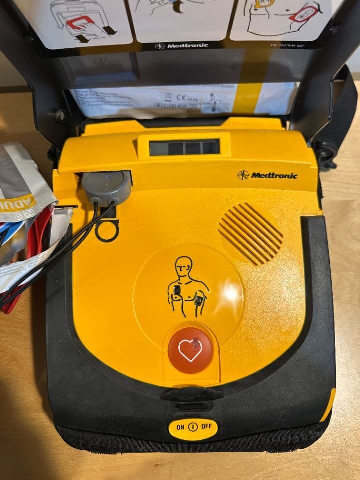 Physio-Control Medtronic Lifepak CRplus Automated External Defibrillator thumbnail 10