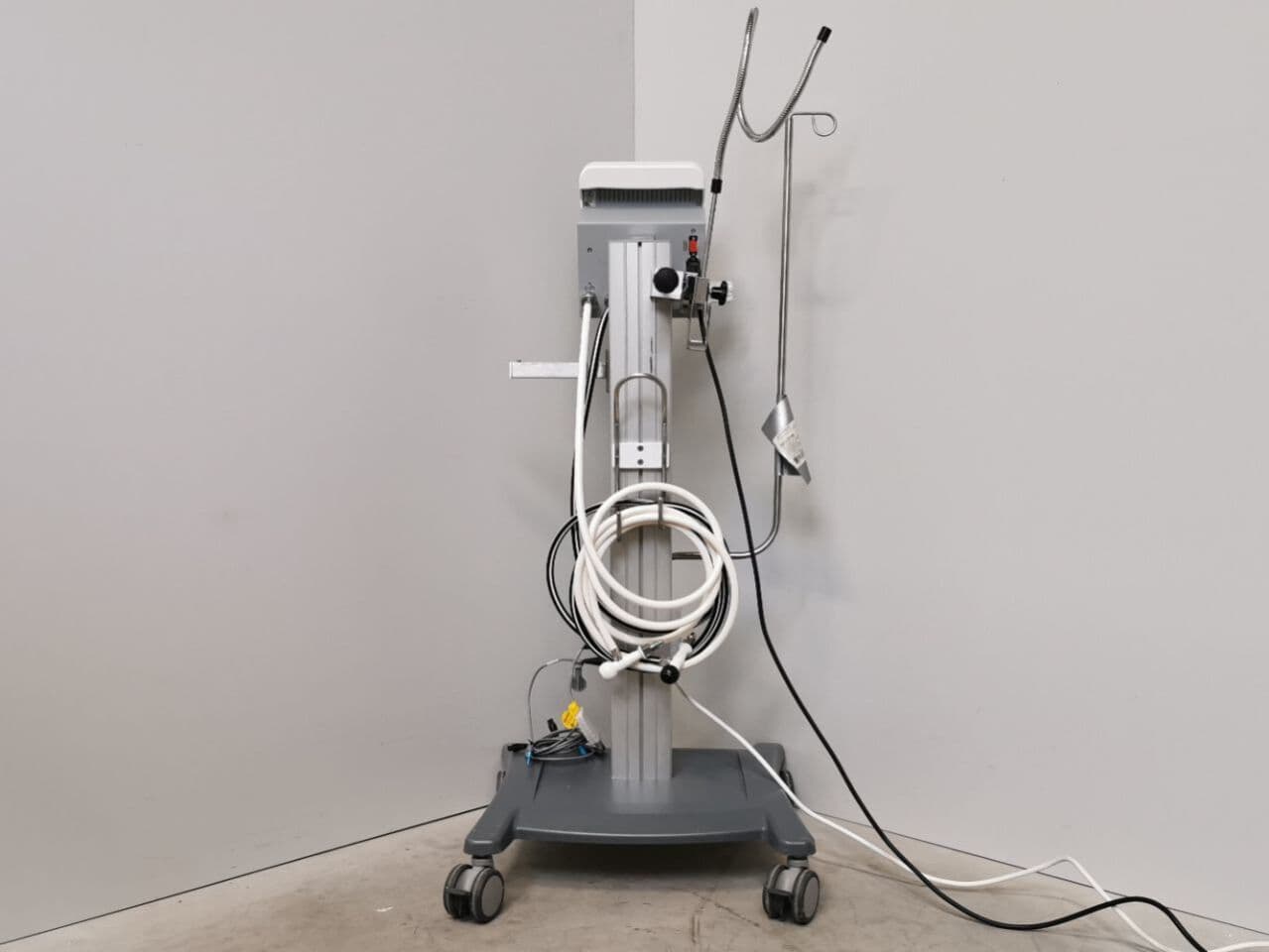 Heinen + Loewenstein Charisma ICU Ventilator thumbnail 4