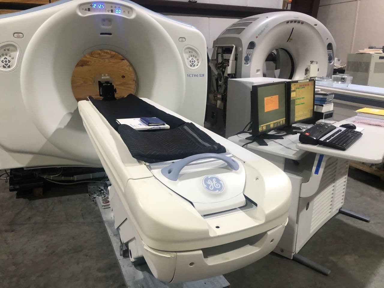 GE VCT 128 with SATURN 128-Slice CT Scanner thumbnail 3