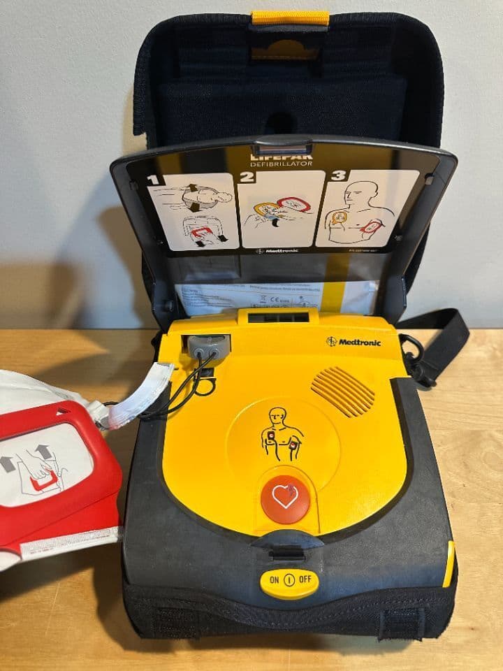Physio-Control Medtronic Lifepak CRplus Automated External Defibrillator thumbnail 5