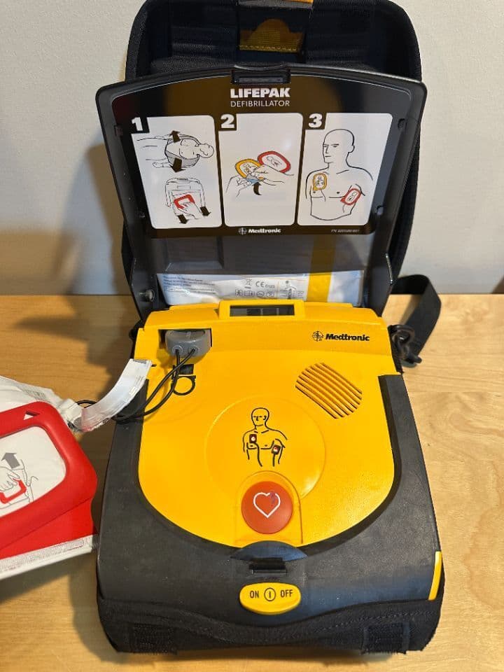 Physio-Control Medtronic Lifepak CRplus Automated External Defibrillator thumbnail 6