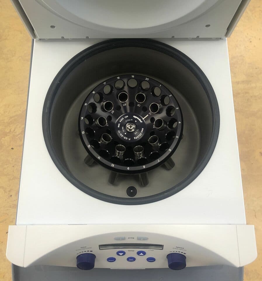 Eppendorf 5702R Refrigerated Benchtop Centrifuge thumbnail 2