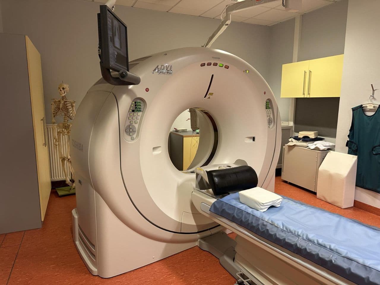 CT Scanner — Toshiba Aquilion TSX-101A thumbnail 2