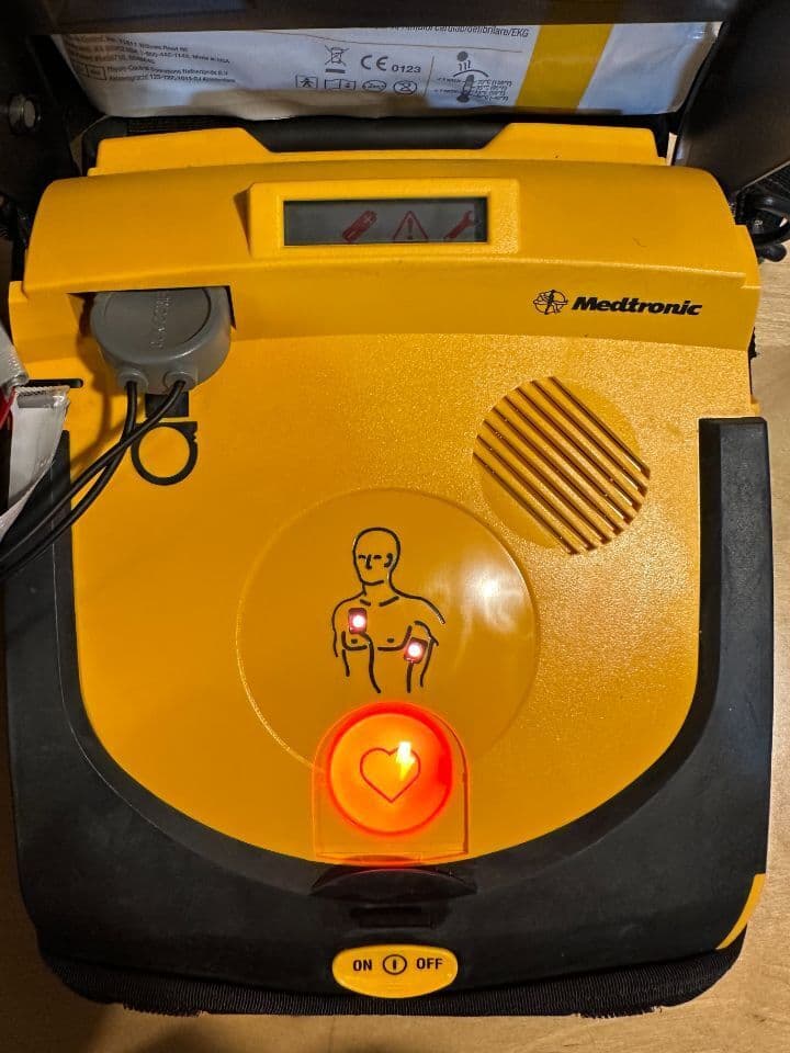 Physio-Control Medtronic Lifepak CRplus Automated External Defibrillator thumbnail 9