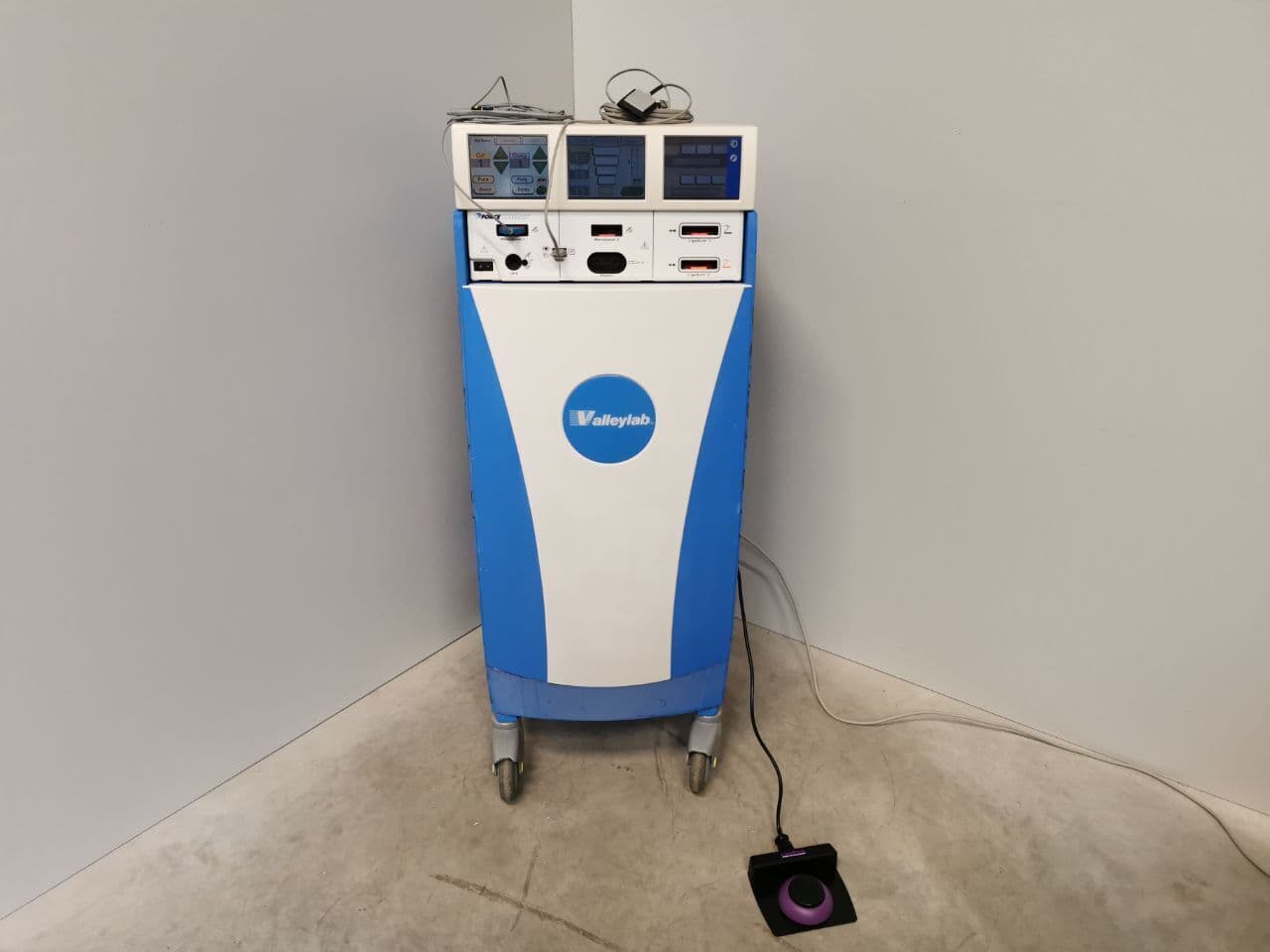 Advanced Surgical Energy Platform: The Valleylab ForceTriad Electrosurgical Unit thumbnail 2
