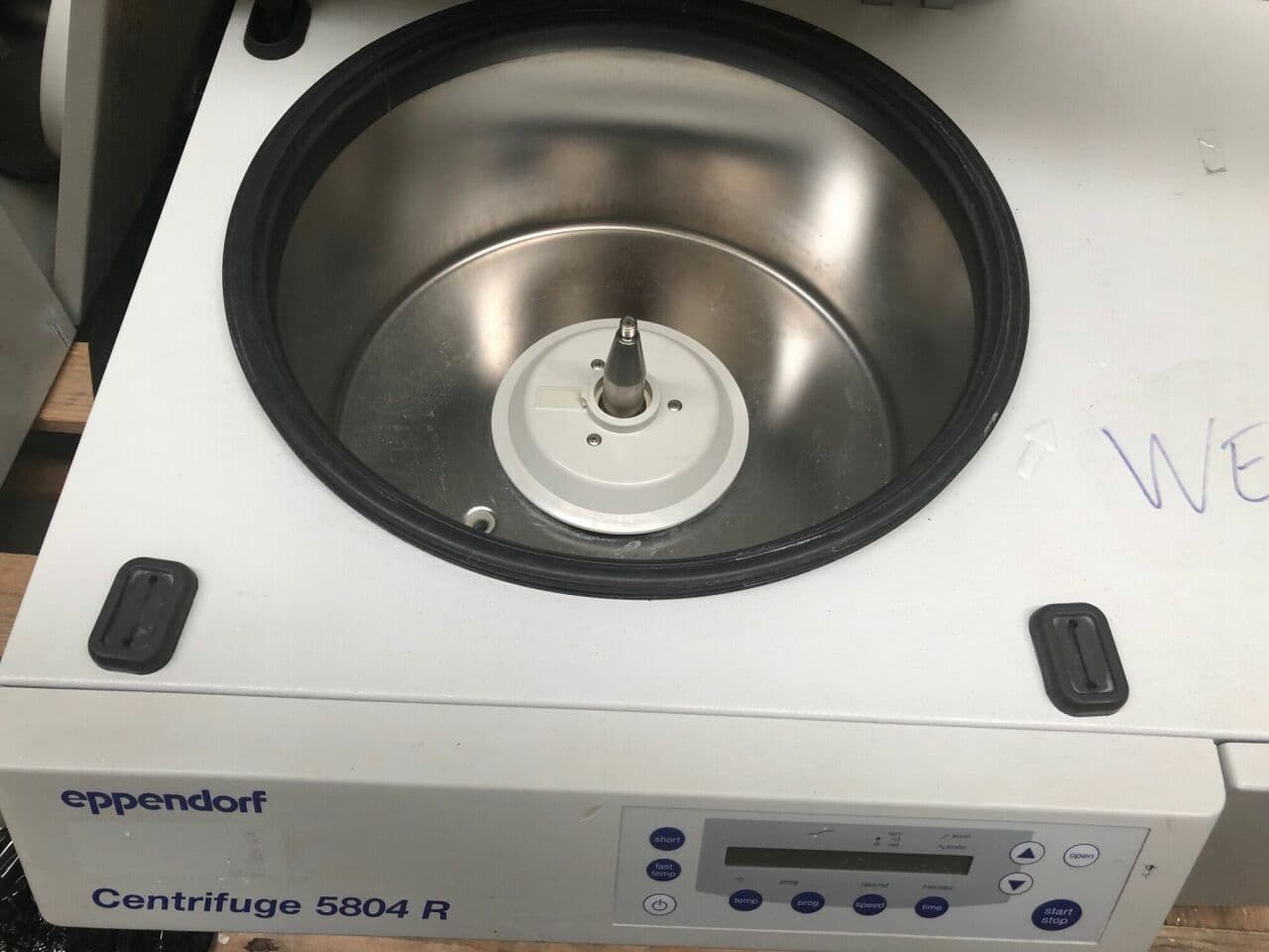 Eppendorf 5804 R Refrigerated Centrifuge for Medium Throughput Labs thumbnail 2