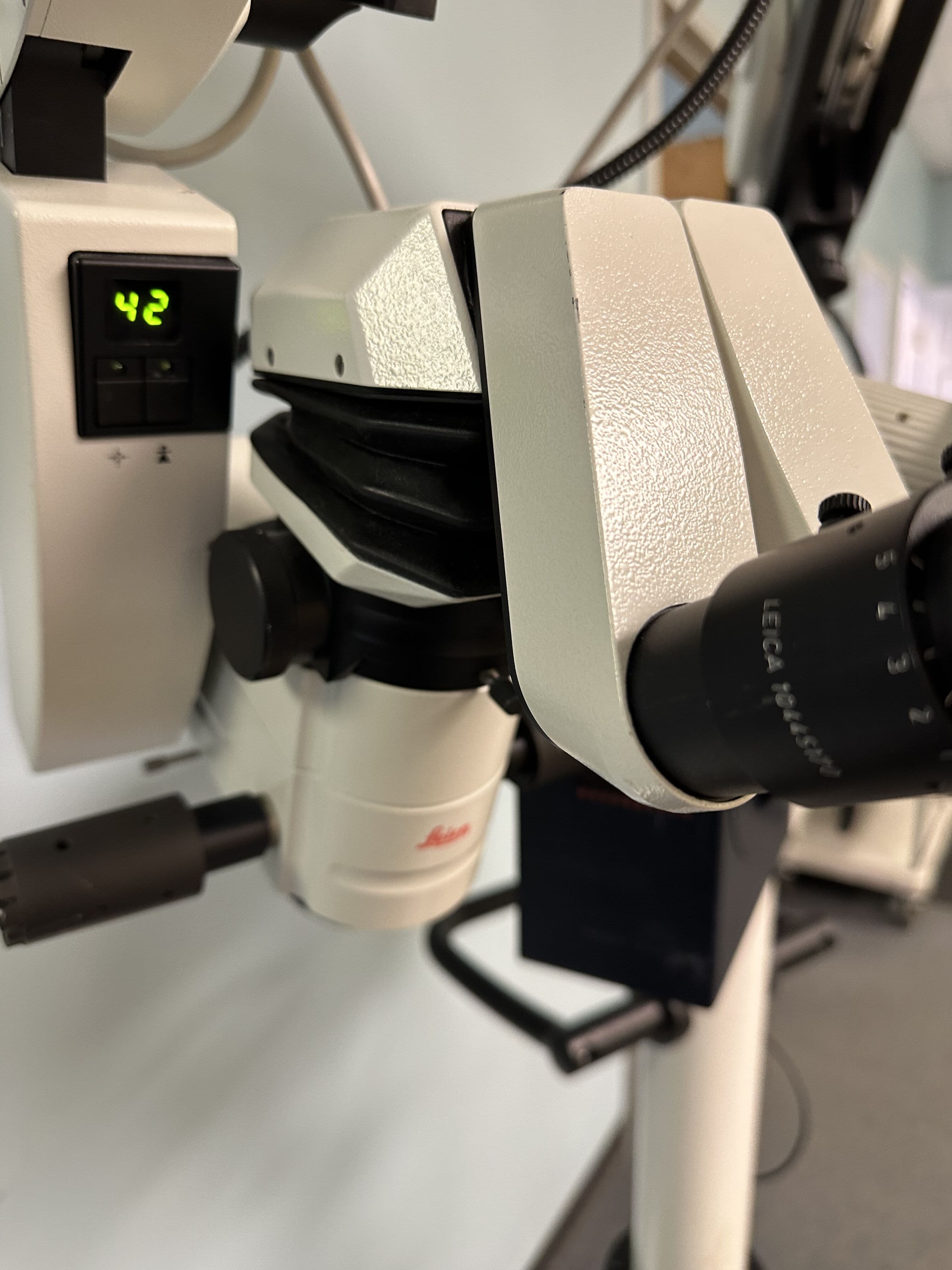 Leica M500 Surgical O/R Microscope thumbnail 3