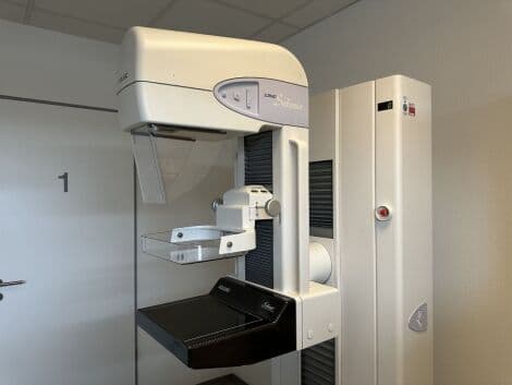 Digital Breast Imaging with the Hologic Selenia Mammography Unit thumbnail 6