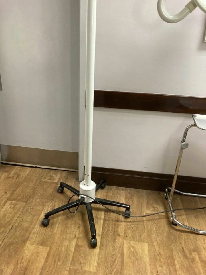 Surgical Exam Light on Rolling Stand — Ritter 355 thumbnail 3