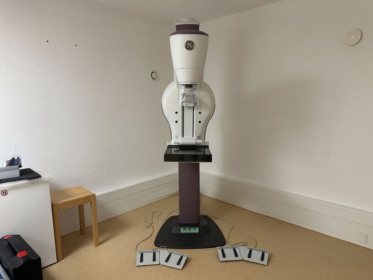 GE Senographe Crystal Nova Analog Mammography Unit thumbnail 2