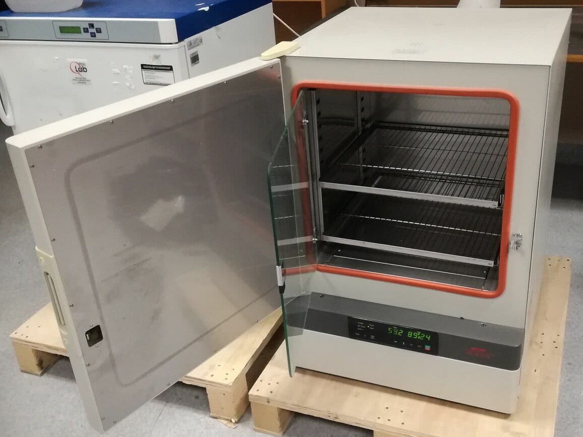 Laboratory Incubator by Sanyo (MIR-162) thumbnail 2