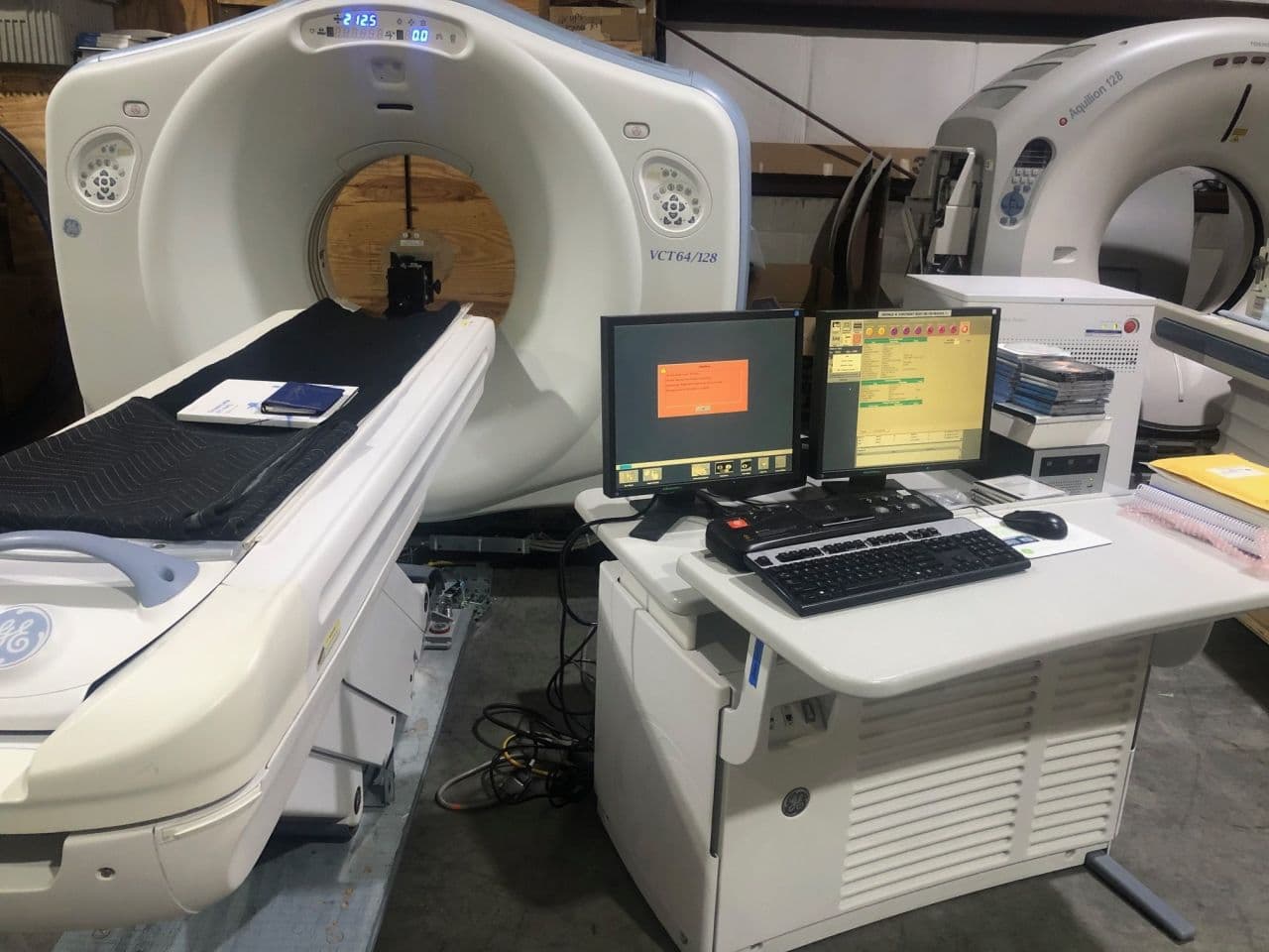 GE VCT 128 with SATURN 128-Slice CT Scanner thumbnail 2