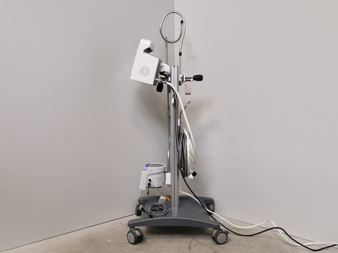 Heinen + Loewenstein Charisma ICU Ventilator thumbnail 3