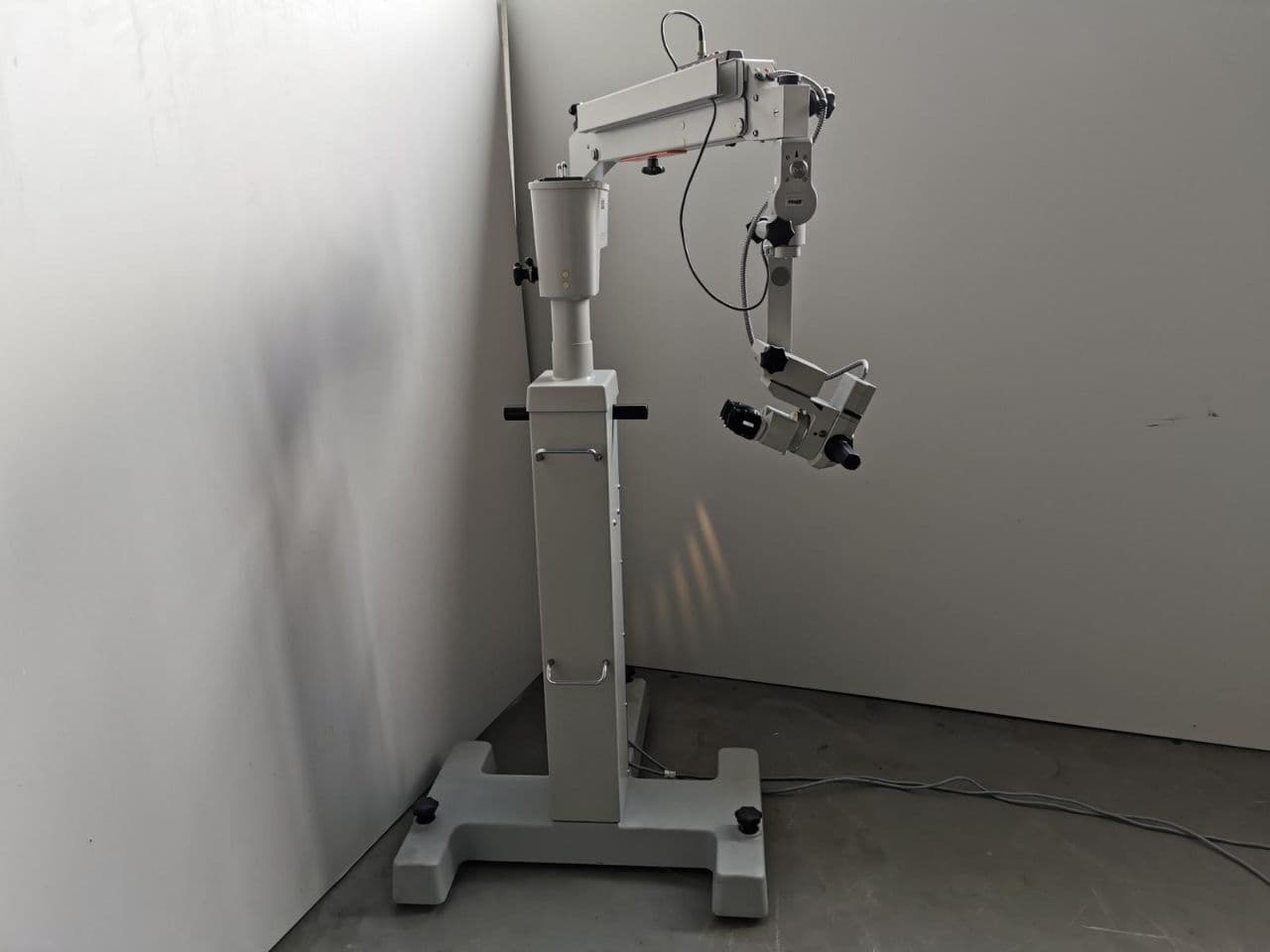 Carl Zeiss Universal S3 Surgical Operating Microscope thumbnail 2