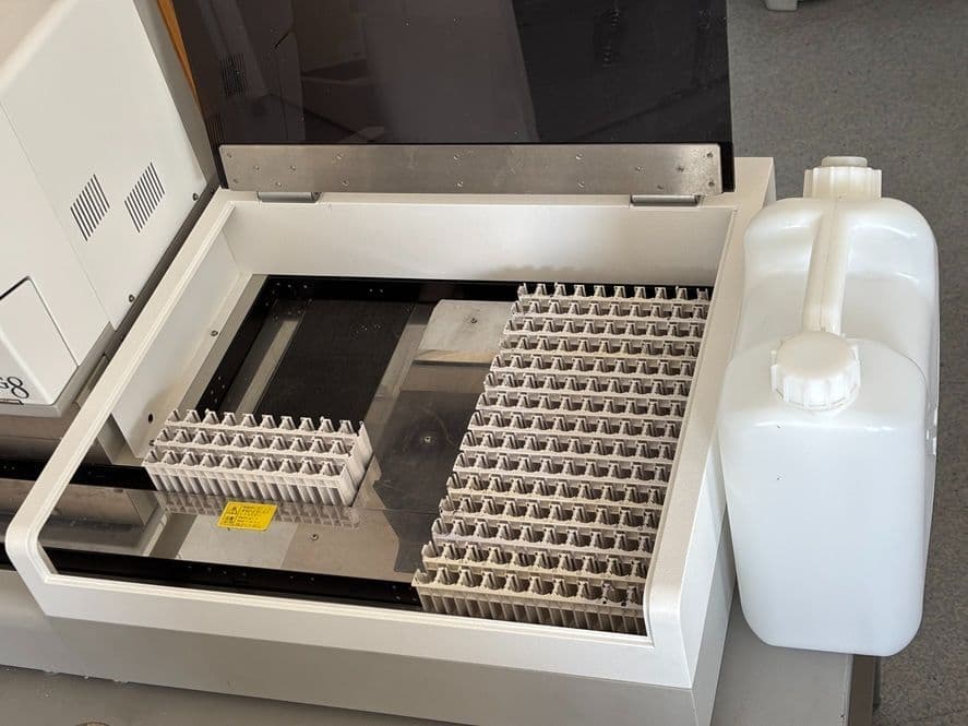 Tosoh HLC-723G8 HPLC Analyzer with Integrated Sample Loader thumbnail 2