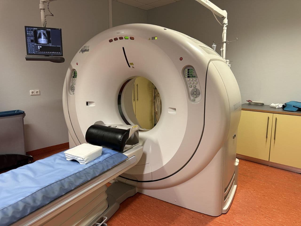 CT Scanner — Toshiba Aquilion TSX-101A thumbnail 3