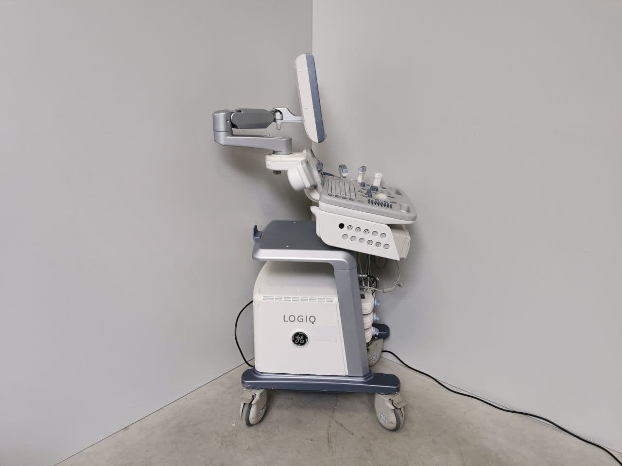 LOGIQ P5 General Purpose Ultrasound System by GE Healthcare thumbnail 5