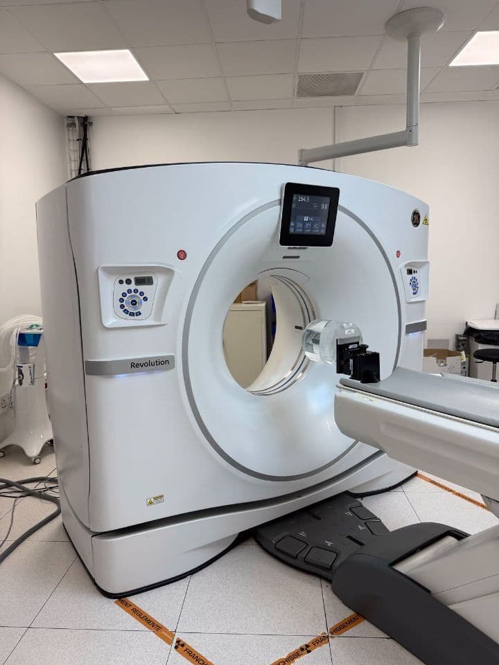 GE Revolution Frontier 2019 CT Scanner thumbnail 3