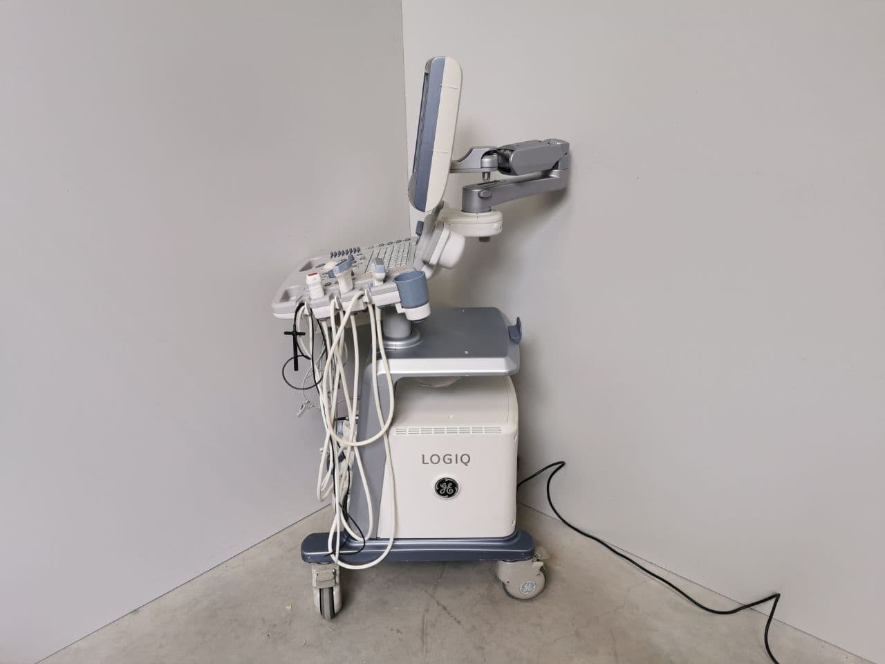 LOGIQ P5 General Purpose Ultrasound System by GE Healthcare thumbnail 3