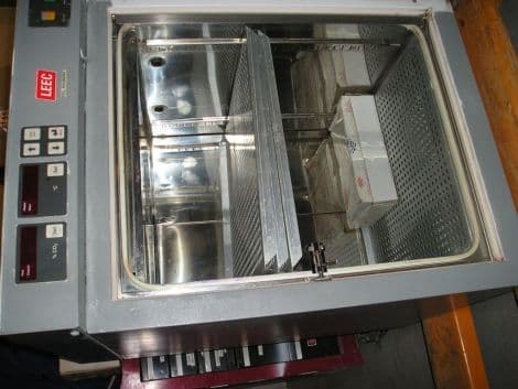 LEEC CO-2 Laboratory Incubator with Temperature and CO2 Control thumbnail 2