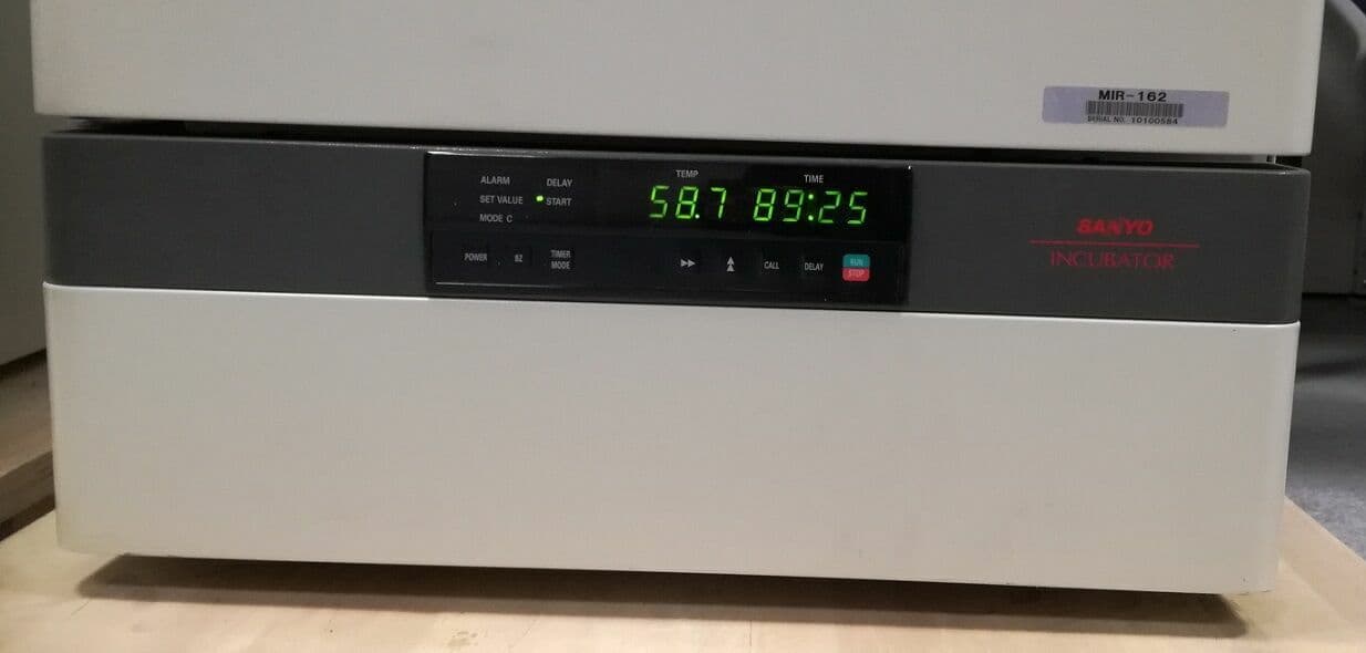 Laboratory Incubator by Sanyo (MIR-162) thumbnail 4