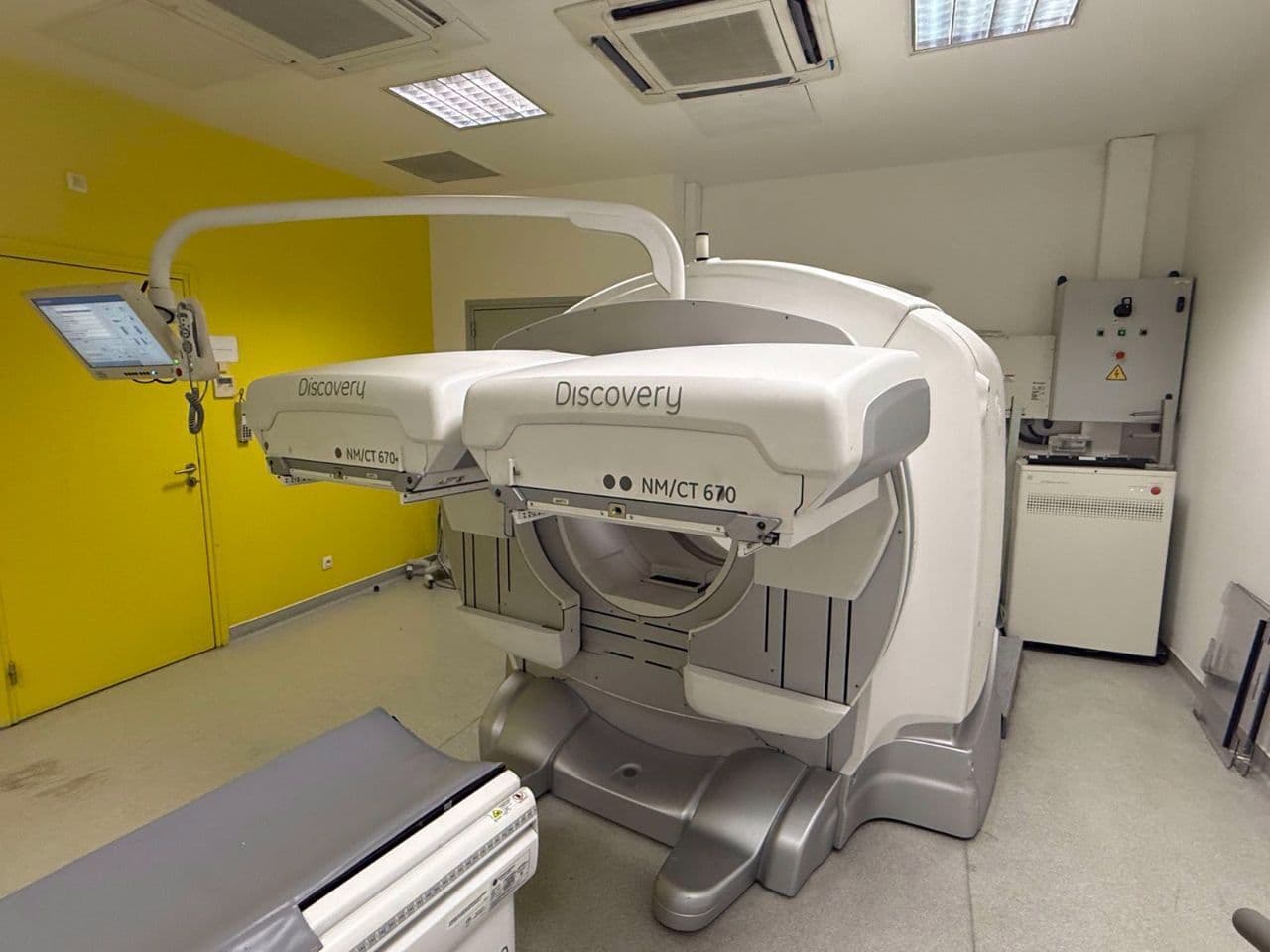 GE Discovery NM/CT 670 SPECT/CT System thumbnail 4