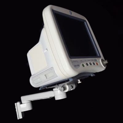 GE CIC Pro Central Monitoring System with 8 Dash 4000 Bedside Monitors thumbnail 9