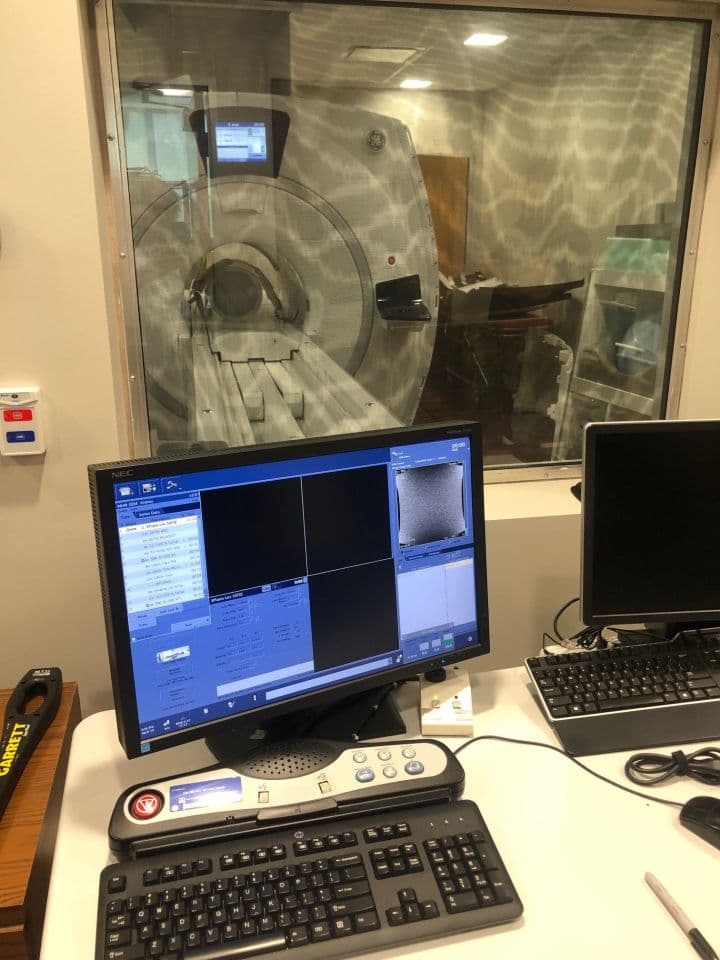 GE MR450W Wide Bore 32-Channel MRI System thumbnail 2