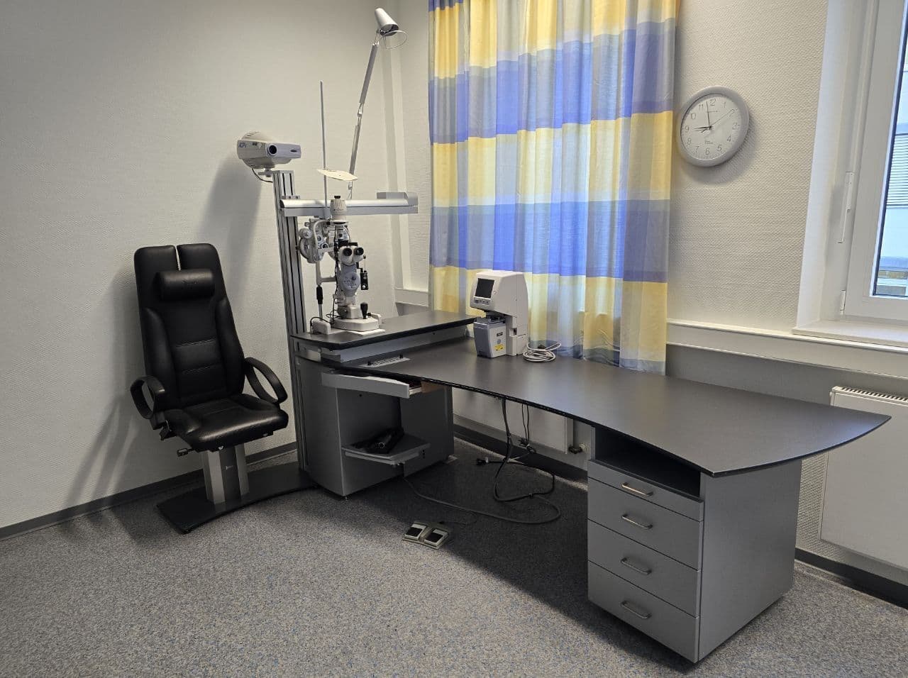Topcon ACP-8 Ophthalmic Refraction Unit with SL-D7 and Haag-Streit AT 900