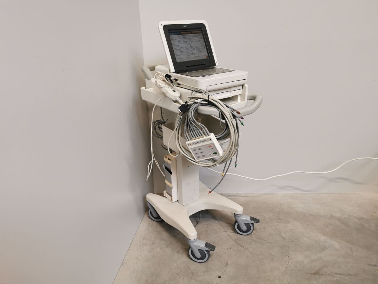 Advanced Cardiac Diagnostics with the Philips PageWriter TC50 ECG Unit