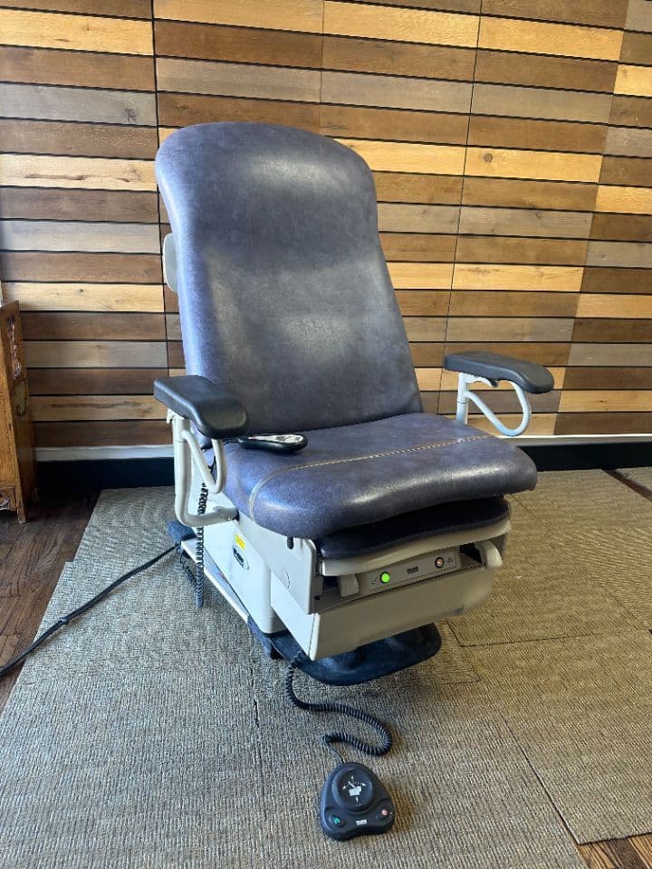 Midmark 623-008 Barrier-Free Power Exam Chair